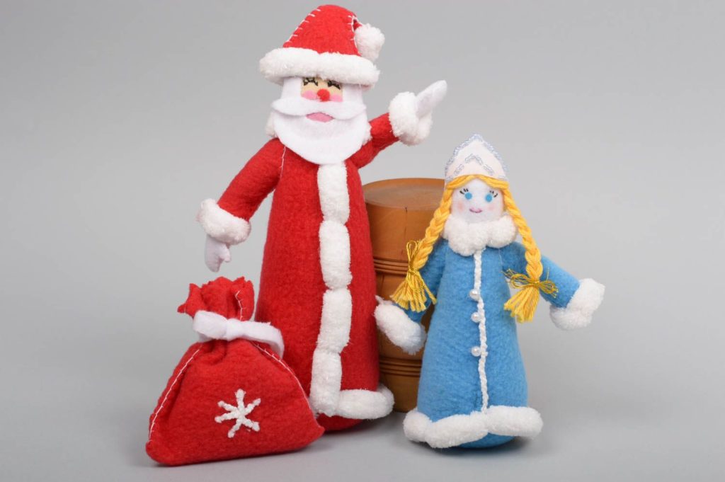 Вязаные игрушки «Дед Мороз и Снегурочка»
