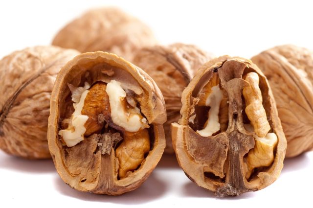 Грецкие орехи – полезные свойства и противопоказания