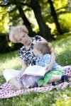 Бабушка читает книгу с внуком